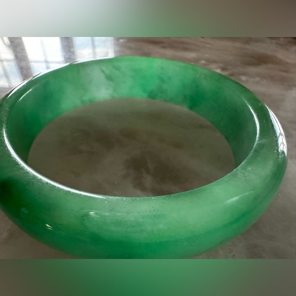 Natural Jade Bangle, Thailand Burma, Vintage
Neiman Marcus 3.14in x 2.44in x .36